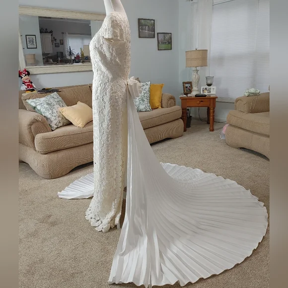 VINTAGE 90'S DEMETRIOS LACE OVERLAY WEDDING DRESS WITH TRANE, OFF-WHITE/WHITE 10 - Picture 9 of 16